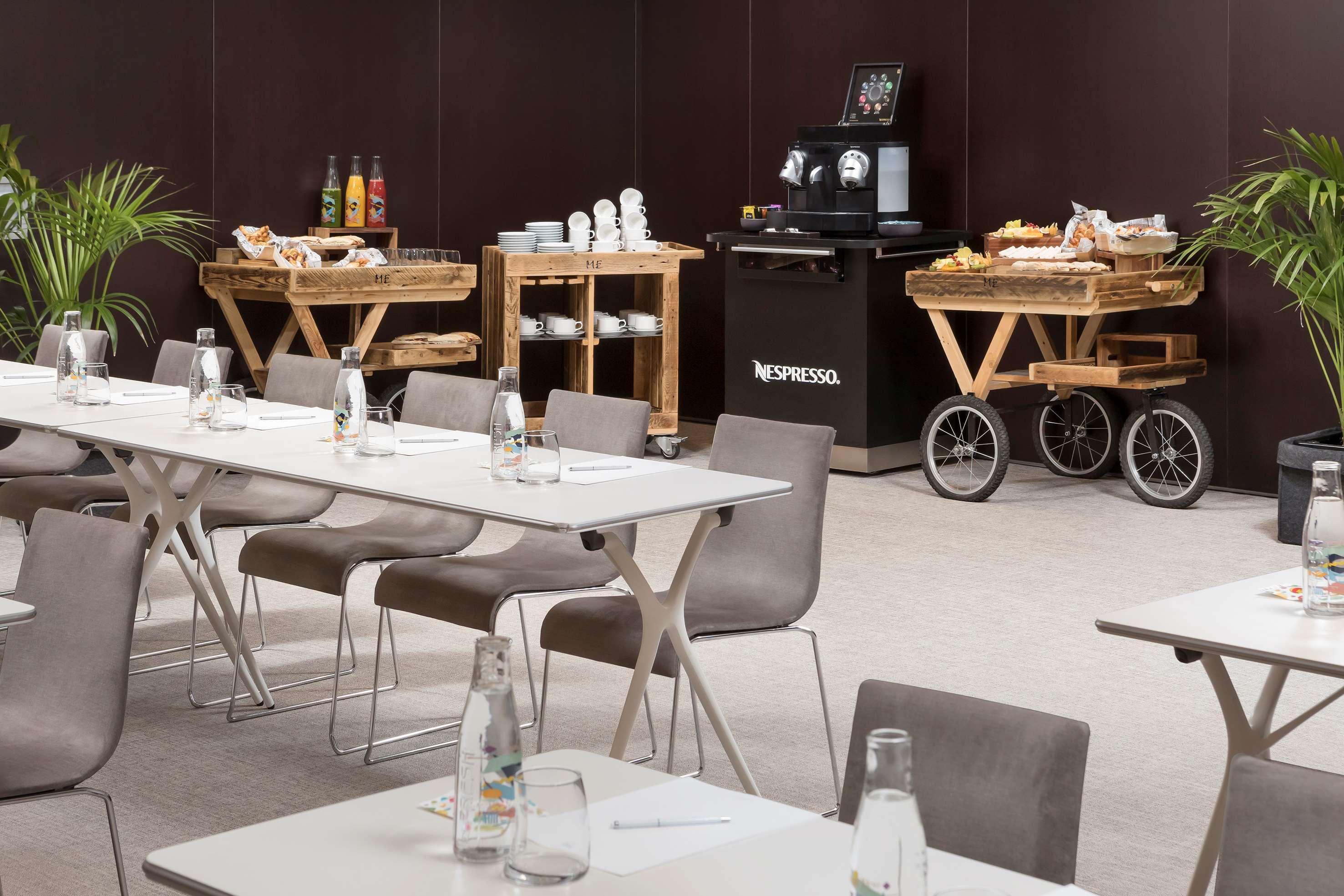 Me Madrid Reina Victoria By Melia Hotel Екстериор снимка
